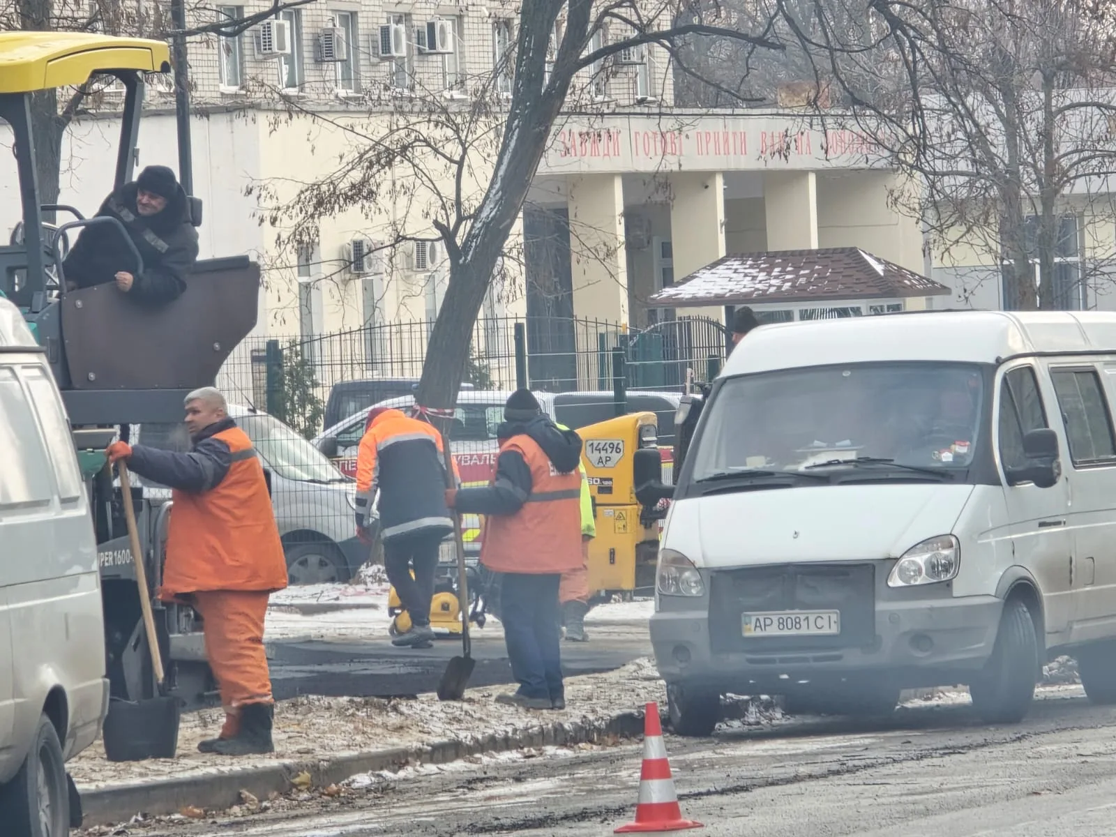 «Розпил» бюджету «по-мелітопольски»: в Запоріжжі укладають асфальт прямо на сніг